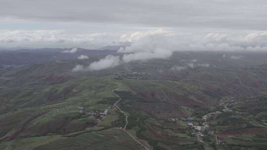 青海平安洪水泉云雾山峰道路航拍视频