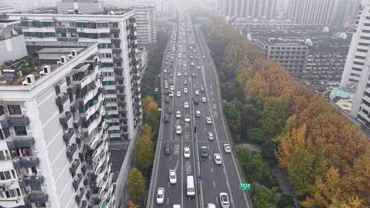 城市道路车辆拥堵的高空俯拍景象