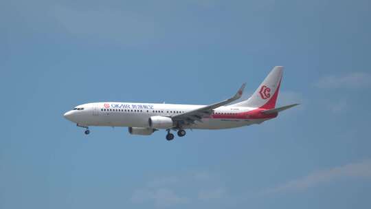 4K稳定：奥凯航空波音737客机降落深圳