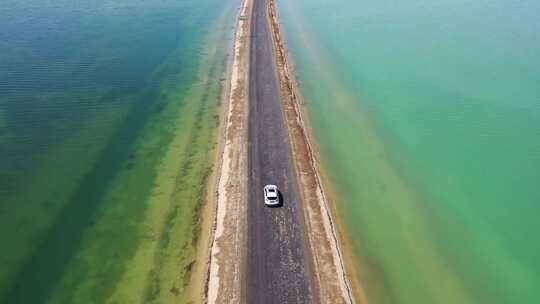 4K航拍汽车旅行行驶在公路上湖泊唯美