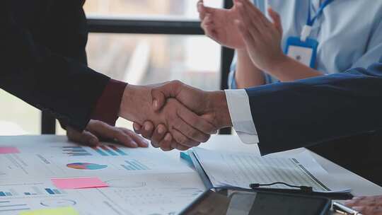 商务精英人士们正在激烈的讨论方案