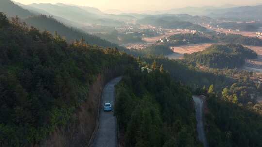 汽车行驶在崎岖山路