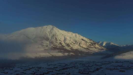 新疆阿勒泰禾木村早晨日出航拍 雪山小镇