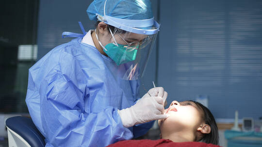 医院宣传片素材 牙科医生为患者清洗口腔