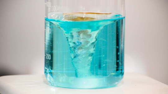 搅拌器上的实验室玻璃器皿