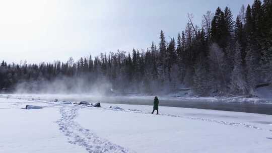 航拍新疆阿勒泰冬季喀纳斯游客在雪地上游玩