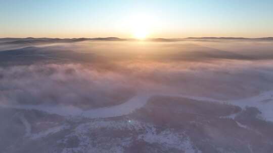 冻雾迷漫的林海雪原阳光冰河航拍