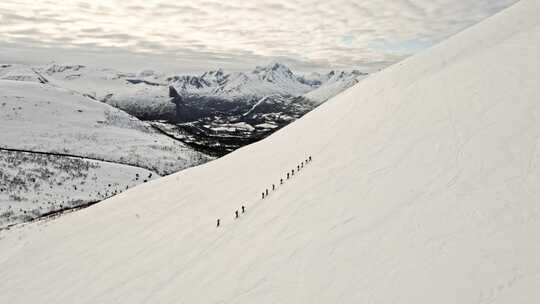 一群登山者正在爬向雪山