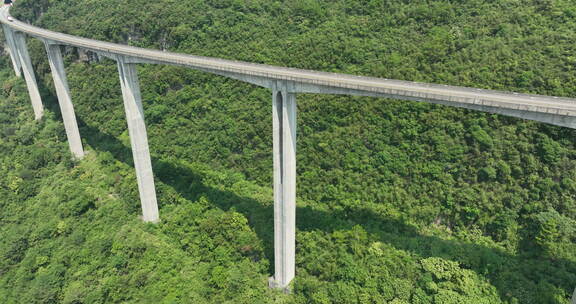 4K 高速公路航拍大山高架桥