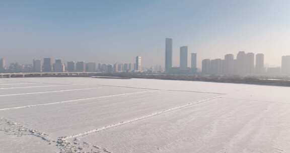 城市背景下的广阔雪地风景