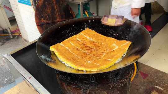武汉城市街头特色美食小吃早餐豆皮制作过程