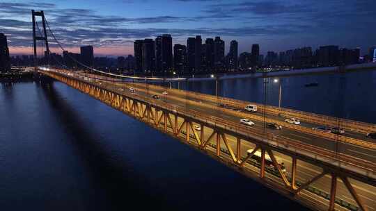 夜景航拍武汉杨泗港长江大桥桥面车流