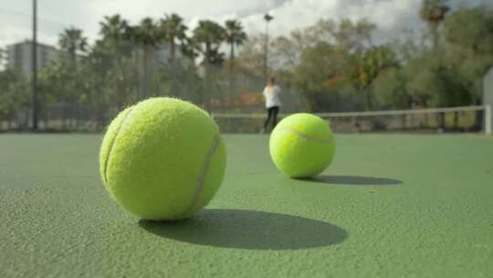 网球场上的网球视频素材模板下载