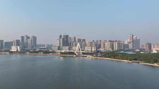 深圳前海现代化城市中的高楼与水域全景