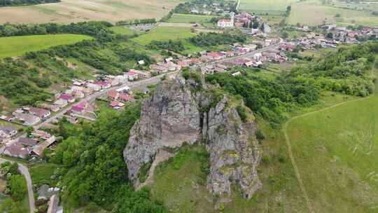 斯洛伐克Surice村Sovi城堡的鸟瞰图