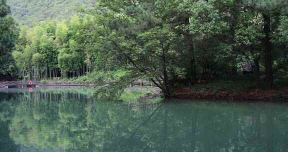 美丽的湖水绿色森林景观 常熟虞山宝岩景区