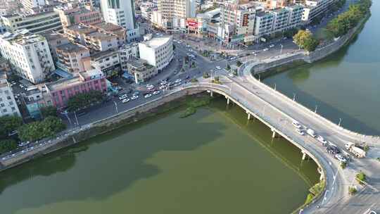 俯瞰城市河流与街道的景象