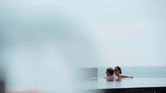 海洋旅游视频大海边游泳池里的一对欧洲情侣