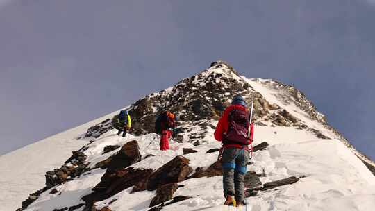 攀登四川岷山山脉主峰雪宝顶的登山者