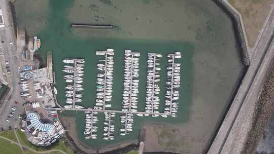爱尔兰都柏林县霍斯港的摩托艇和帆船——无人驾驶飞机，自上而下视频素材模板下载