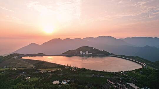 航拍夕阳下青山顶山美丽的湖州安吉江南天池