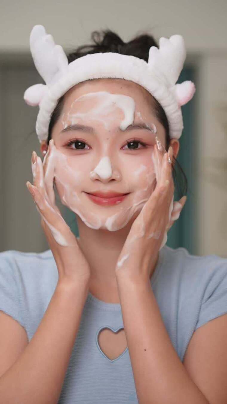 女生洗脸展示-涂抹泡泡