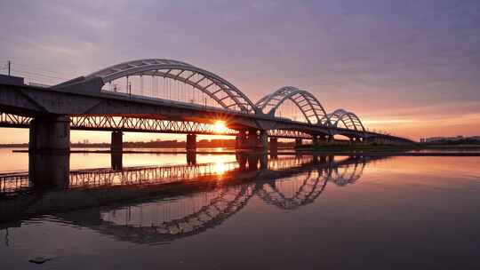 中国黑龙江哈尔滨松花江日落高铁通过铁路桥