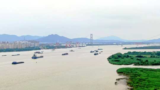 航拍轮船货轮航行长江江边堤岸润扬大桥