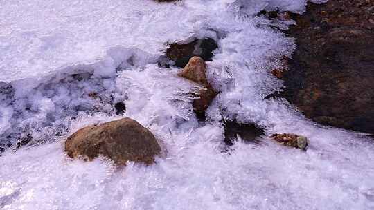 初春 冰雪融化 解冻 冰层 流水 融冰 河流