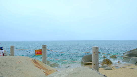 海南三亚海景 大海边蓝色海浪拍打礁石岩石视频素材模板下载