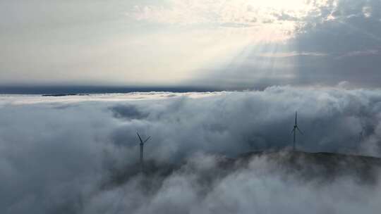 日落时分桂林高山云海和山上的风力发电风车