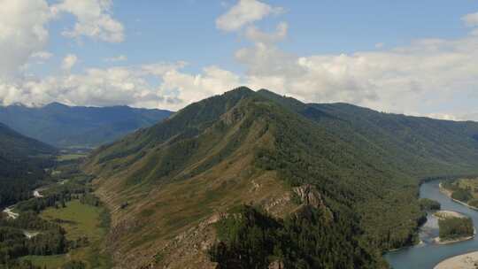 阿克-肯姆山谷的山峰与阿尔泰的蓝色卡顿河