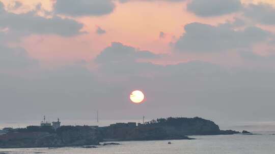 航拍威海国际海水浴场金海湾海上晚霞落日