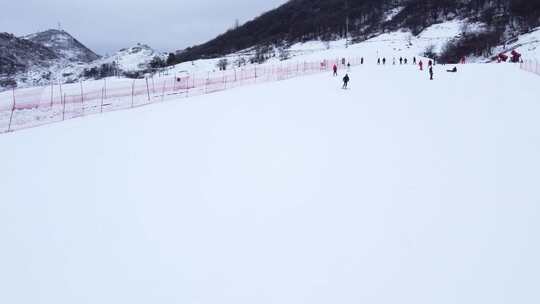 滑雪场人们滑雪场景