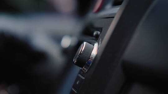 男性调整汽车收音机的特写镜头视频素材模板下载
