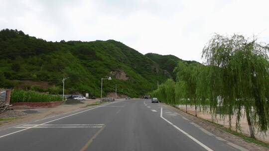 开车视角行驶在公路上  沿途风景