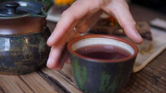 茶道。将红茶从茶壶倒入杯子。