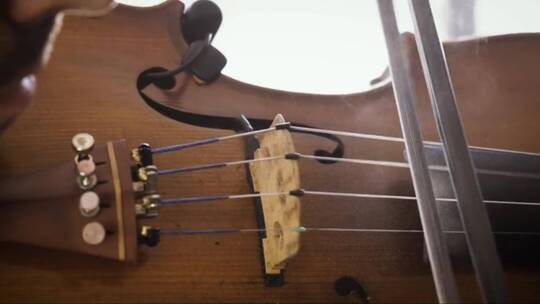 小提琴上的灰尘视频素材模板下载