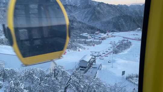 峨眉山乘缆车看风景