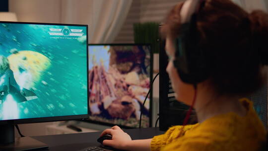 玩家玩电子游戏用耳机与队友交流视频素材模板下载