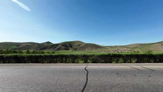 开车行驶在草原道路中  第一视角草原风景