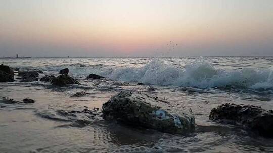 海浪拍打着海岸上的岩石
