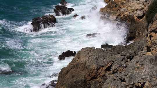 4K 海浪冲向岩石