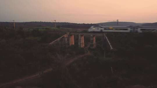 一架无人机拍摄的印度铁路万德巴拉特列车在