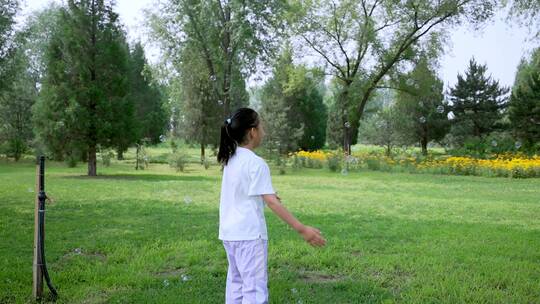 夏季在公园草坪上奔跑的东方女孩视频素材模板下载