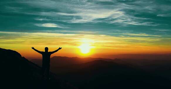 航拍站在山顶上的男人拥抱日出朝阳朝霞成功