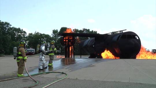 消防演习模拟飞机坠毁视频素材模板下载