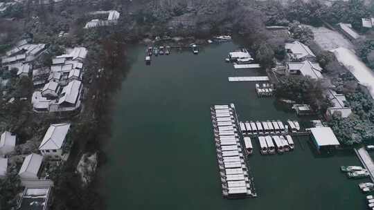 冬季下雪杭州西湖雪景茅家埠下雪空镜