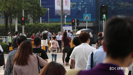 深圳会展中心 过马路 人流 背影