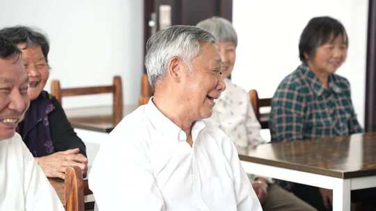 4K农村老年活动室里老人看电视下棋